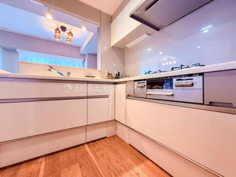 キッチン 【キッチン】広く取られたキッチンスペースはとても便利です。お料理をする人も開放感が心地いいです。 