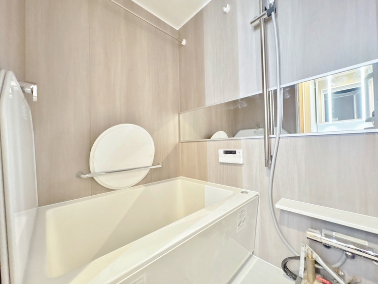 風呂 一日の疲れを癒すバスルームは、心地よいリラックスを叶える清潔感溢れる空間です。