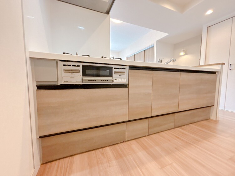 キッチン スマートな意匠と充実の機能を備えたキッチンが、暮らしにおいしい彩りを添えます。