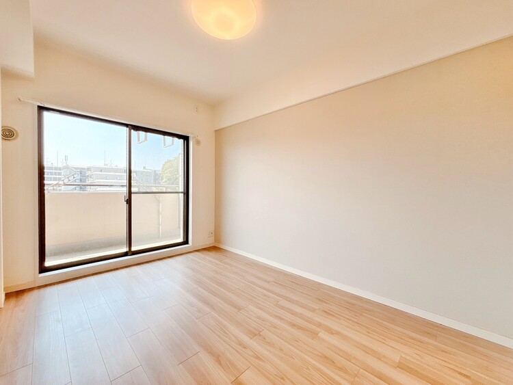 寝室 ベッドも十分に設置するスペースがあります。