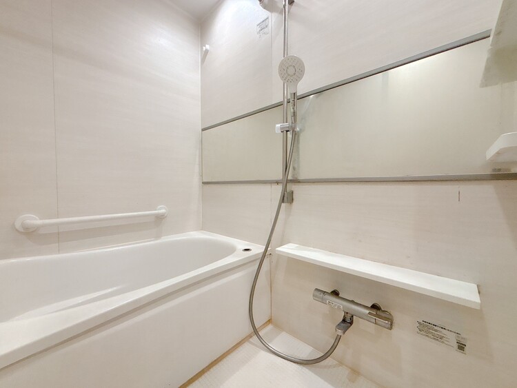 風呂 一日の疲れを癒すバスルームは、心地よいリラックスを叶える清潔感溢れる空間です。