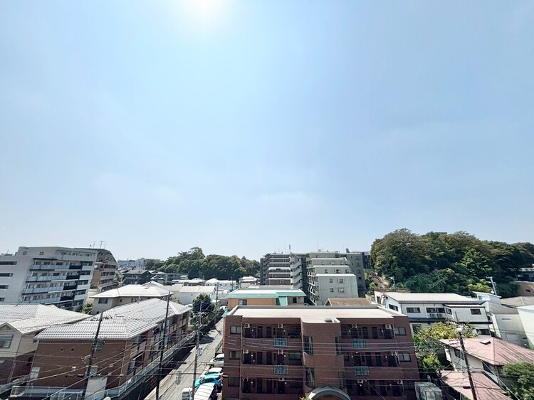 バルコニー 窓を開けると広がる青空。心をリフレッシュして日々を過ごしていきましょう。
