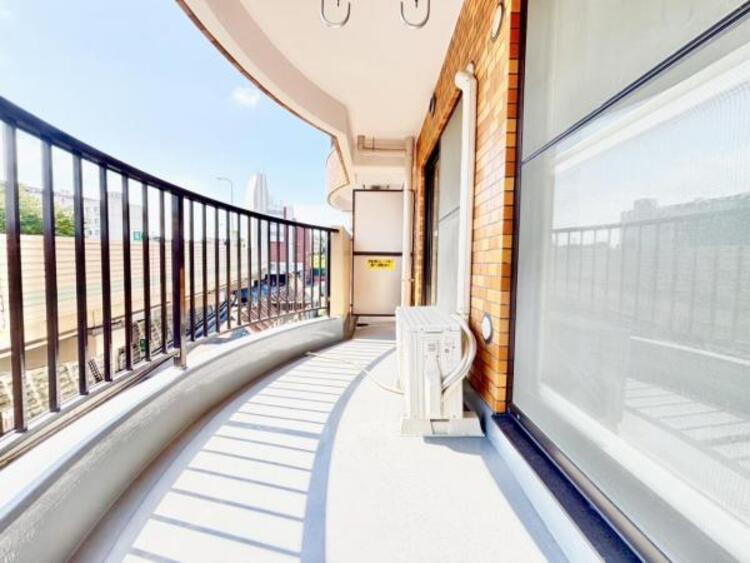 バルコニー 伸びやかな眺望が広がるバルコニー。爽やかな風を感じて、心躍る素敵な暮らしがはじまります！