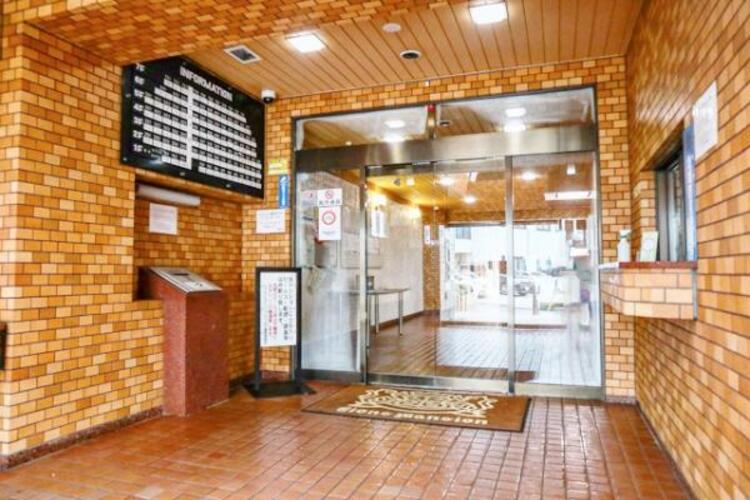 エントランス 管理が行き届いた清潔感のあるエントランス。オートロックや防犯カメラも完備されており、マンションならではの防犯性の高さも住宅選びの大切な要素ですね。