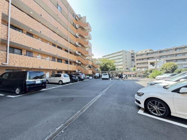 駐車場 敷地内に設けられた駐車スペース。