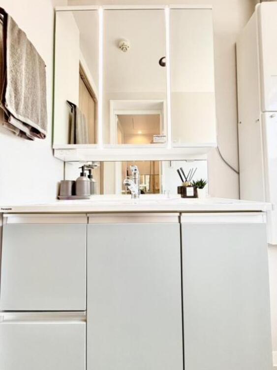 洗面 清潔感のあるワイドな洗面台は収納力もあり、いつでもすっきりとした洗面室に。 