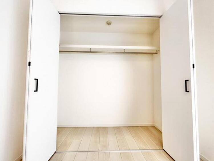 収納 クローゼットには棚やハンガーパイプが付いており、スーツや上着などがスッキリ収納可能です。 