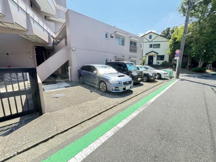 駐車場 マンションの敷地内に設けられた駐車スペースなので重い荷物の出し入れの負担を最小限に抑えられます。 