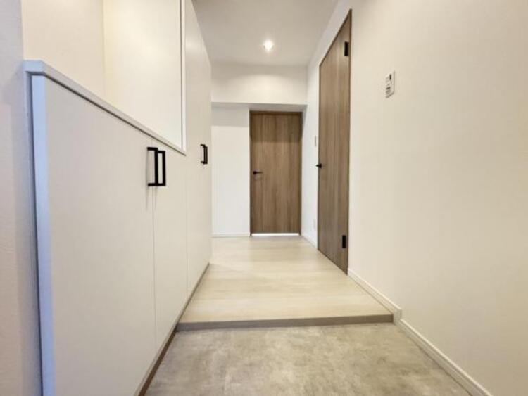 その他 雑多な玄関ではなくスッキリ空間としてお家の顔になるよう設計いたしました。 