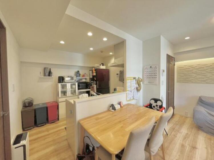 居間 対面式キッチンのリビング