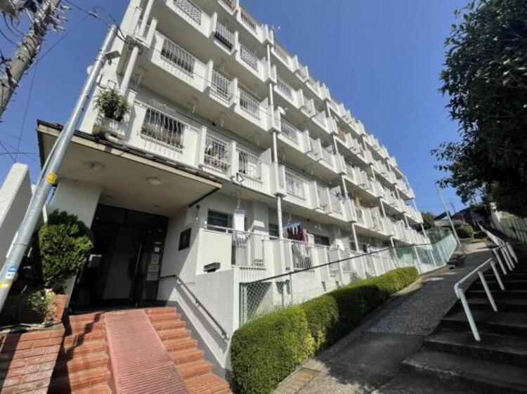 外観 陽とともに、時間によって顔を変える街の風景。星空や夜景にも調和するデザインの外観から紡がれる物語が始まります。