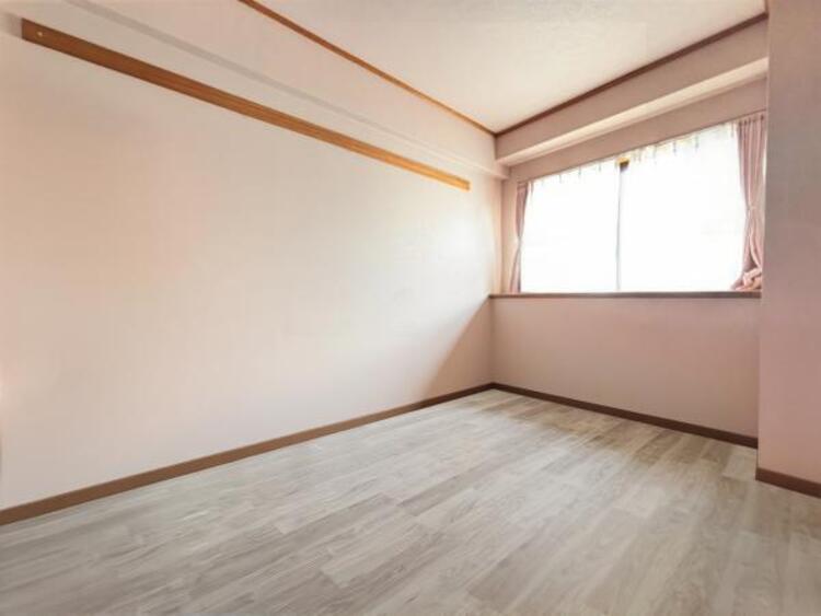 内装 （こちらの写真は一部家具消しの加工を行っています）一日の疲れをいやしてくれる主寝室。時を忘れて過ごす場所として過ごせるお部屋です。（2025.8.31撮影）