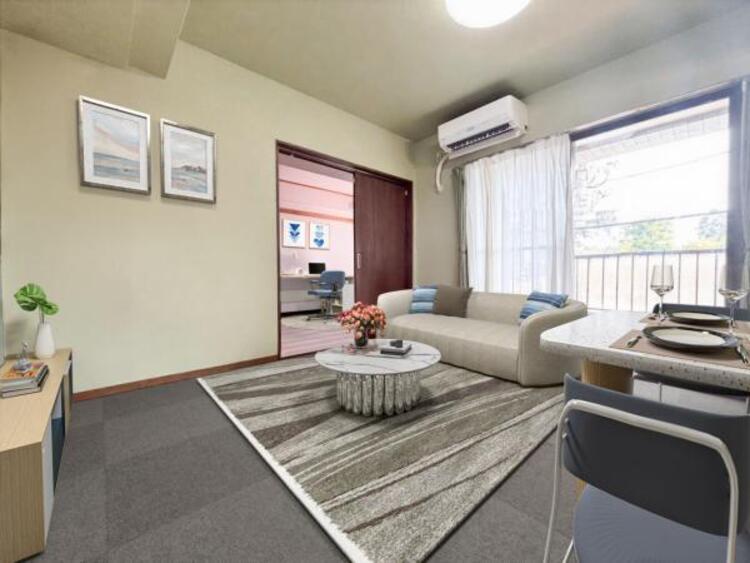 居間 【配置してある家具はCGによるイメージです】大きなソファを置いてゆったりとご生活頂けるリビング。家族が集まる場所だからこそゆったりとした空間を実現しています。（2025.8.31撮影）