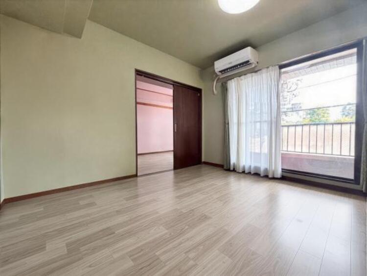 居間 （こちらの写真は一部家具消しの加工を行っています）光と風があふれる開放的なリビングダイニングには自然と家族みんなが集まってきます。