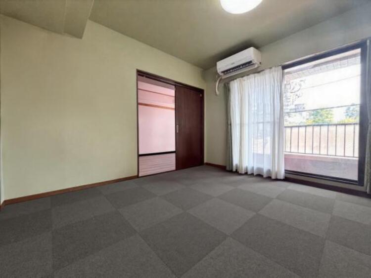 居間 （こちらの写真は一部家具消しの加工を行っています）光と風があふれる開放的なリビングダイニングには自然と家族みんなが集まってきます。