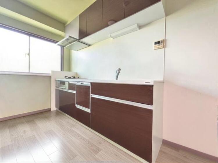 キッチン （こちらの写真は一部家具消しの加工を行っています清潔感のあるキッチン）使い勝手の良い設備で効率よくお料理ができます。（2025.8.31撮影）