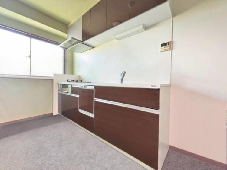 キッチン （こちらの写真は一部家具消しの加工を行っています清潔感のあるキッチン）使い勝手の良い設備で効率よくお料理ができます。（2025.8.31撮影）