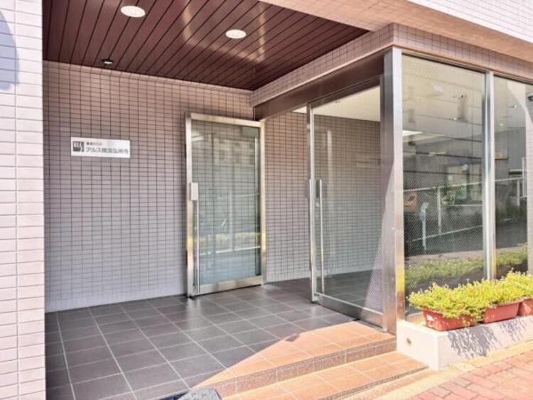 エントランス エントランスは、まさに顔となる場所。シンプルながらも格調高い雰囲気を漂わせて上質な空間です。（2025.8.25撮影）