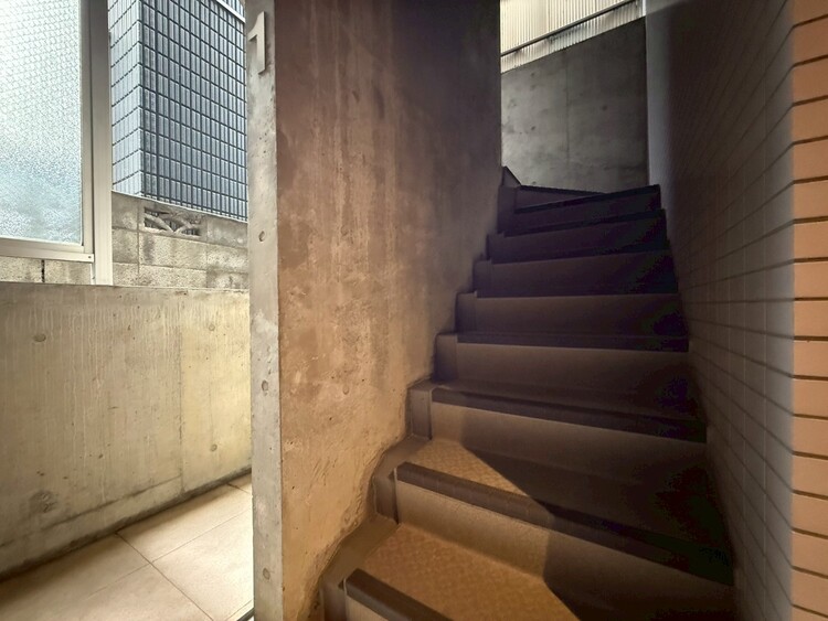 その他 共用部の階段です。明るく清潔に管理されています。