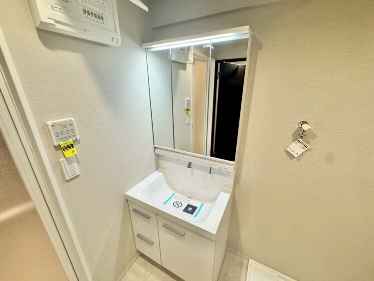 その他 清潔感を感じられる洗面化粧台。