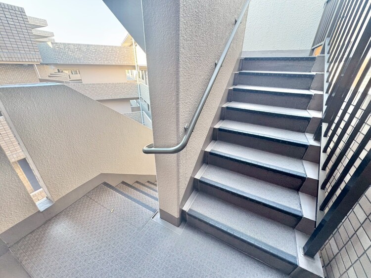 その他 共用部の階段です。明るく清潔に管理されています。