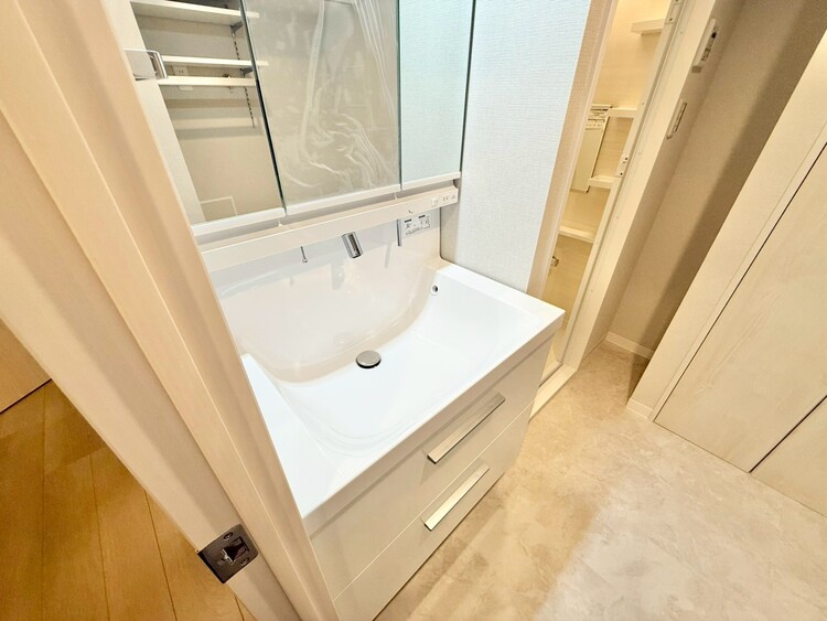 その他 清潔感を感じられる洗面化粧台。