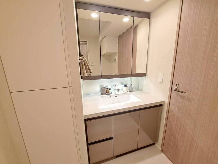 その他 清潔感を感じられる洗面化粧台。