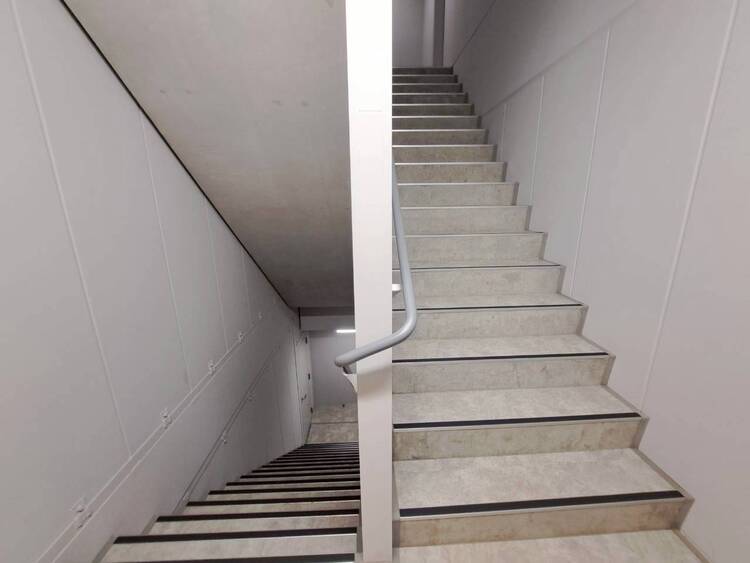 その他 共用部の階段です。明るく清潔に管理されています。