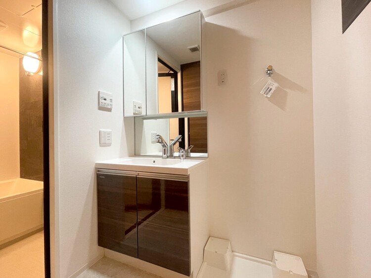 その他 清潔感を感じられる洗面化粧台。