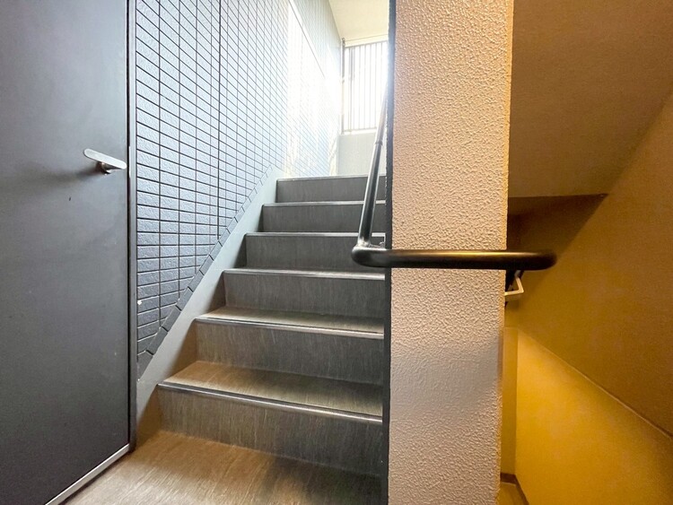 その他 共用部の階段です。明るく清潔に管理されています。