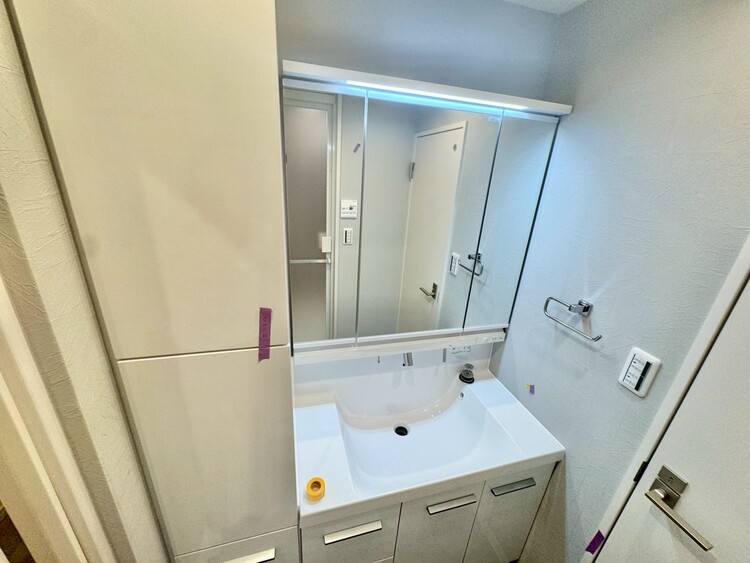 その他 清潔感を感じられる洗面化粧台。