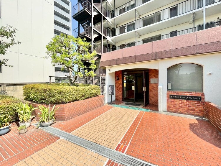 その他 上質感漂う玄関アプローチです。