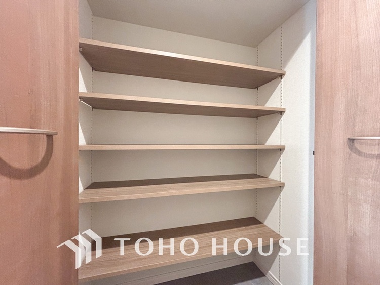 玄関 玄関にはご家族分の履き物も十分収納できる充実の収納スペースあり