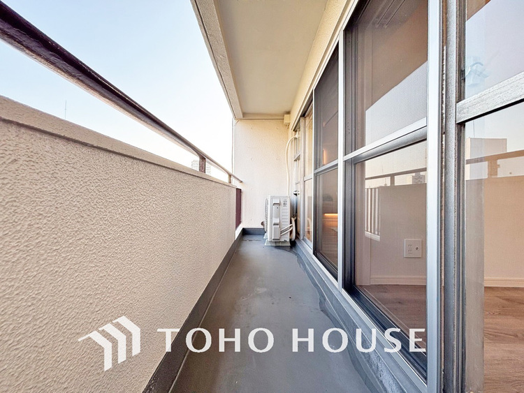 バルコニー 日当たりの良いバルコニーで晴れの日の洗濯物も楽しみになりますね