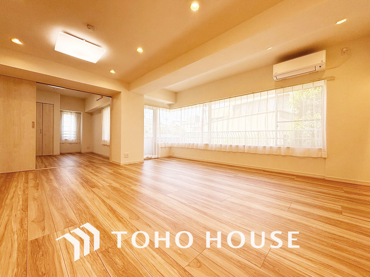 内装 広がりのある住空間、家族が集まるリビング・ダイニング