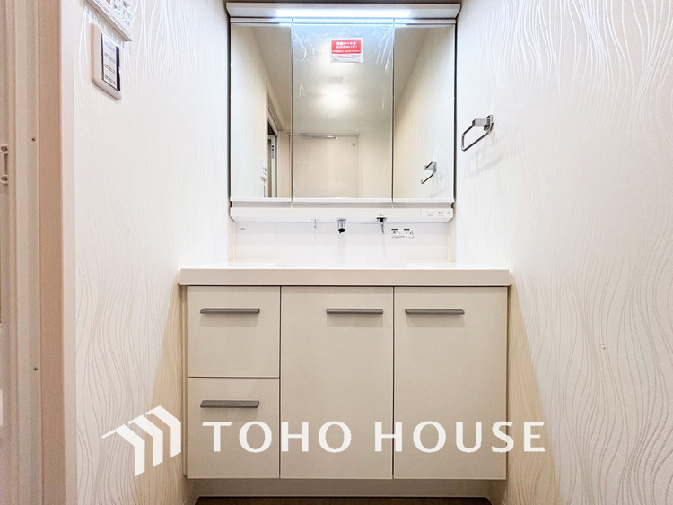 洗面 新規設置の洗面化粧台。収納豊富で使い勝手の良い3面鏡です