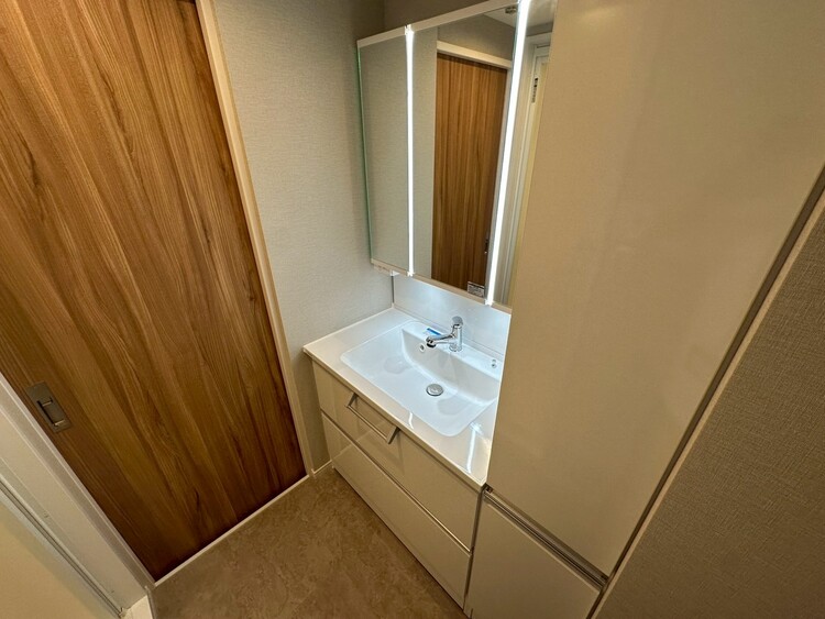 その他 清潔感を感じられる洗面化粧台。