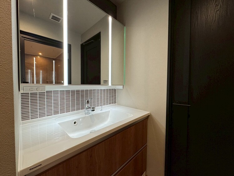 その他 清潔感を感じられる洗面化粧台。