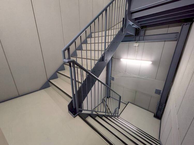 その他 共用部の階段です。明るく清潔に管理されています。