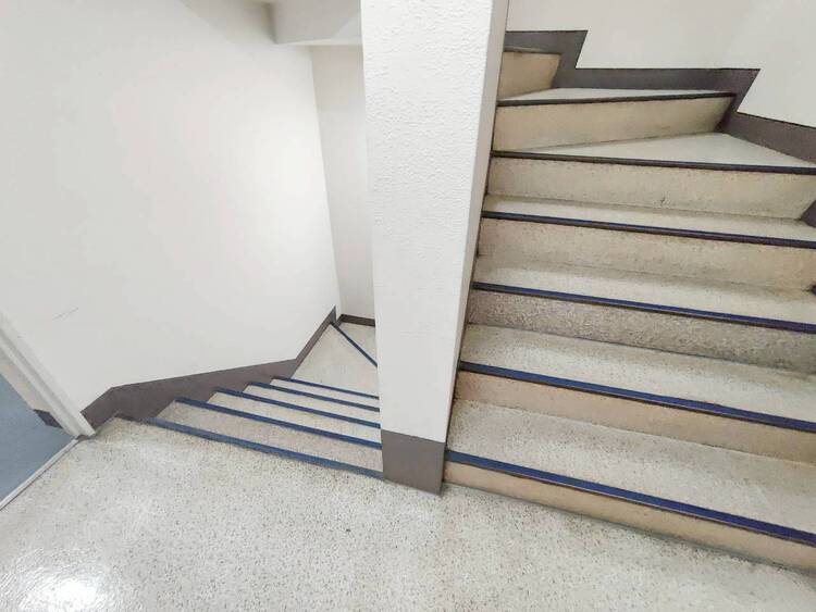 設備 共用部の階段です。明るく清潔に管理されています。