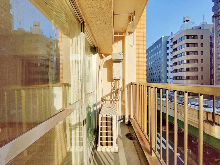 バルコニー 朝の澄んだ空気や、夕方に吹く清々しい風を感じられるバルコニー。