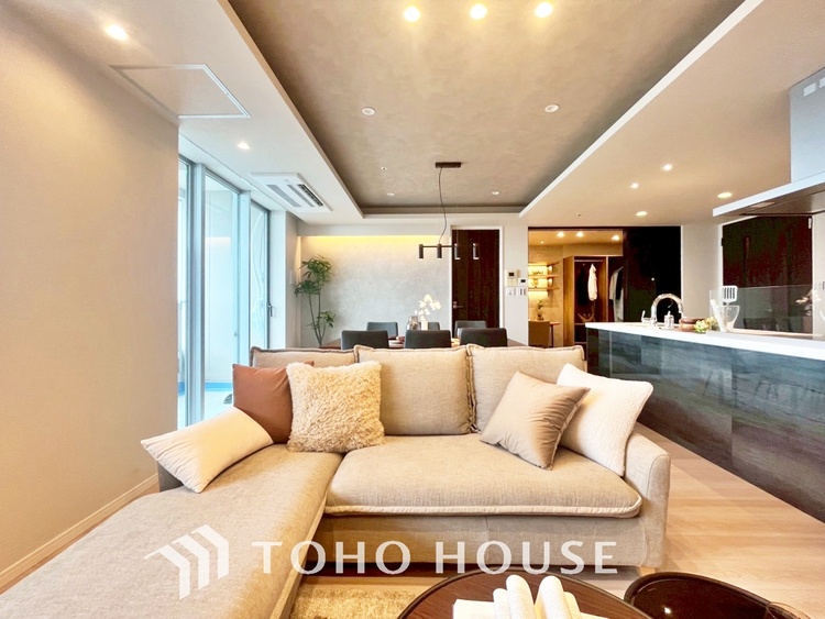 内装 【LIVING】◆眩い◆光が燦々と入り、家族の笑顔を照らす。「いつまでも続いて」と願う夢のような毎日がここにある。