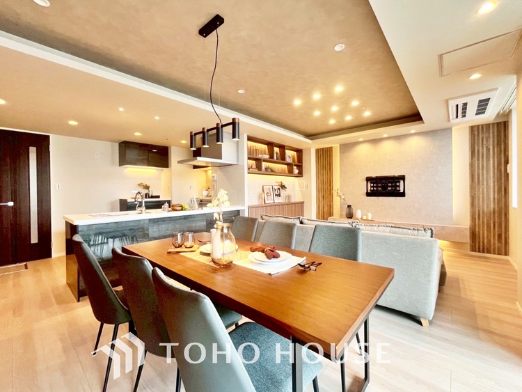 内装 【LIVING】◆扉を◆開くとこの景色。家族の”おかえり”の声が聞こえてきそう。