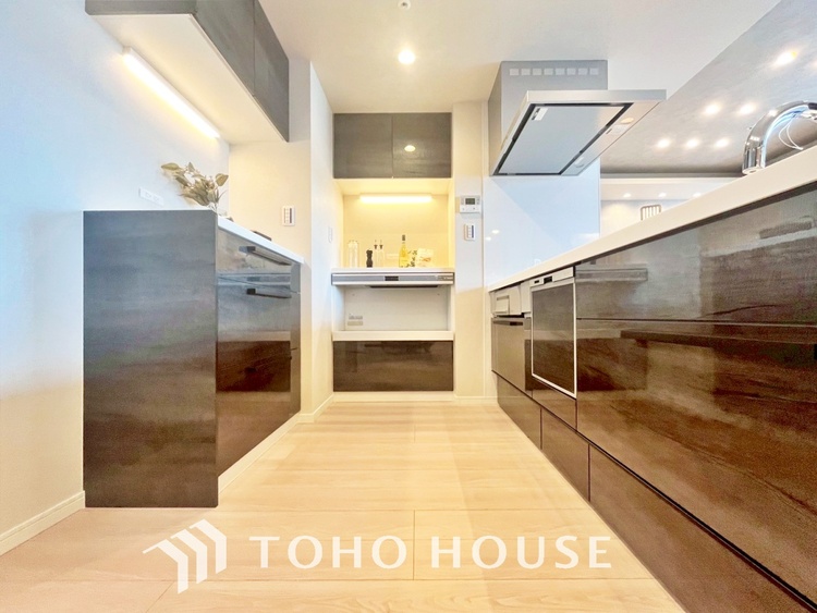 キッチン 【KITCHEN】◆ワクワク◆開放的で機能性も高いシステムキッチン。お子様は毎日のご飯にワクワク！