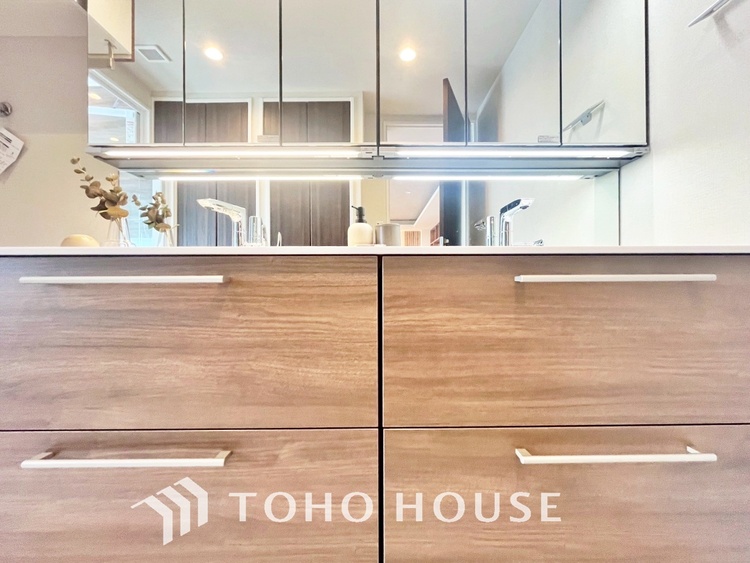 洗面 【WASHROOM】◆快適◆煌びやかな暮らしの中にも忘れたくない快適さ。大きな収納が助けてくれます。