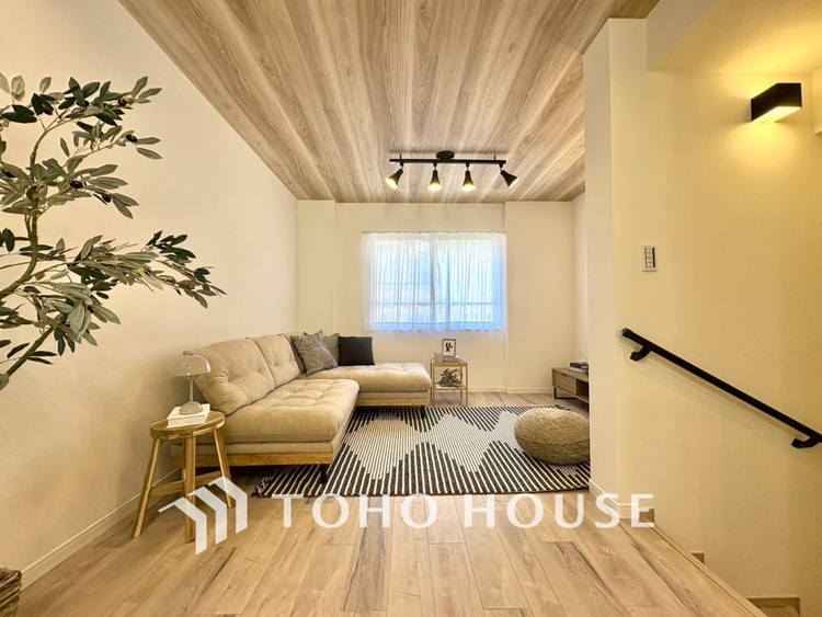 内装 【LIVING】◆扉を◆開くとこの景色。家族の”おかえり”の声が聞こえてきそう。