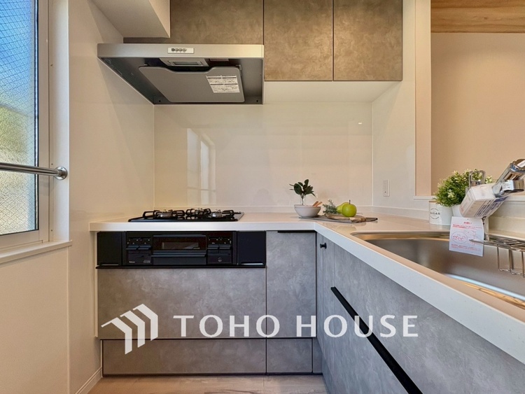 キッチン 【KITCHEN】◆ワクワク◆開放的で機能性も高いシステムキッチン。お子様は毎日のご飯にワクワク！