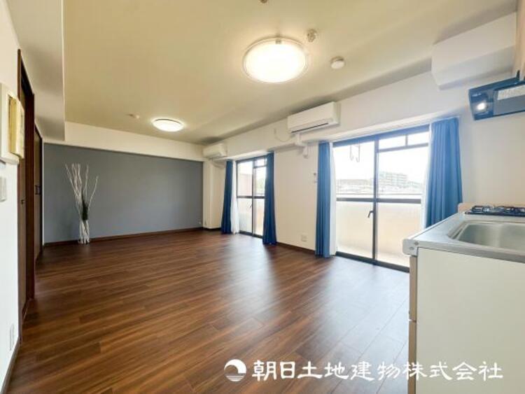 居間 【リビング】開放的で明るい空間が広がるLDK。リビングには潤沢な太陽が降り注ぎ、爽やかな住空間を演出できます