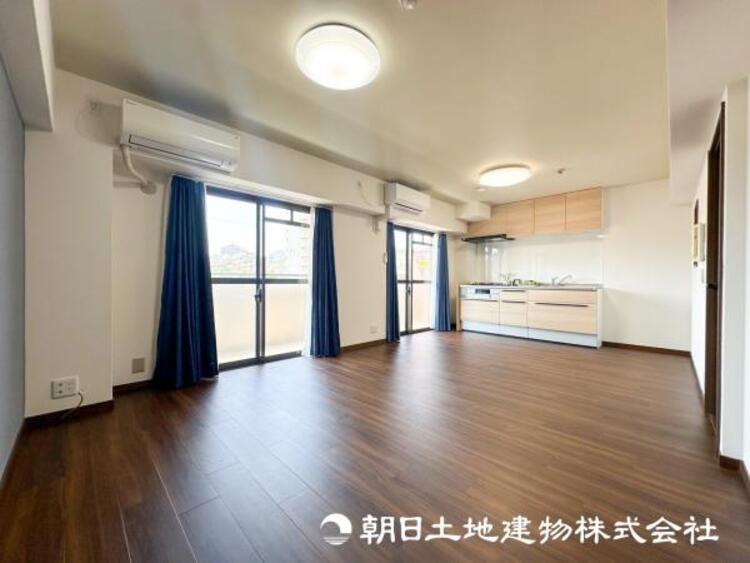 居間 【リビング】リビングにはみんなが集い食事や楽しい会話でついつい時を忘れてしまう。そんな束の間の幸せを感じさせてくれる場所