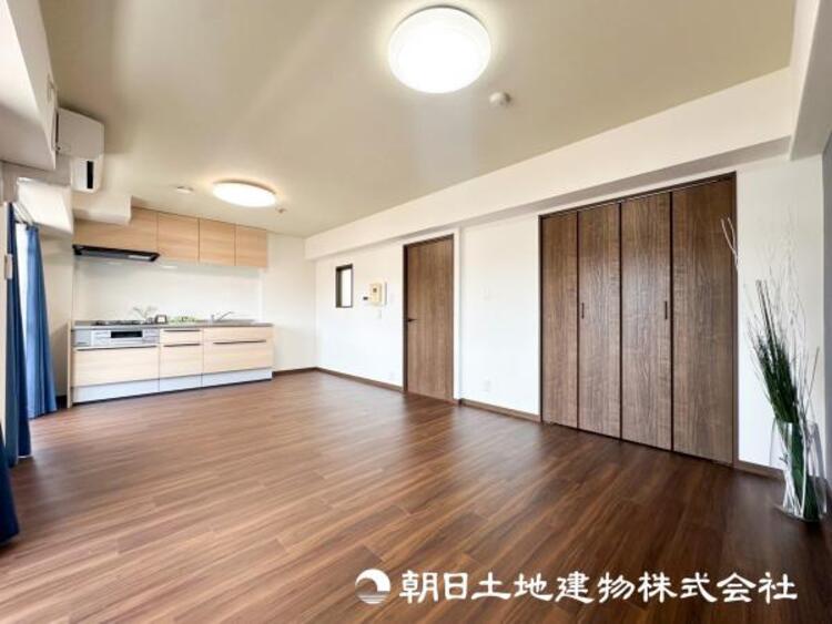 居間 【リビング】大切なご家族、招いた友人と過ごすひと時を溢れる光が優しく包み込む空間。充実した住空間は心を豊かにします。